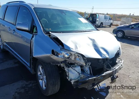 2018 Toyota Sienna Le 8 Passenger z USA, uszkodzony, nr VIN 5TDKZ3DC5JS902419